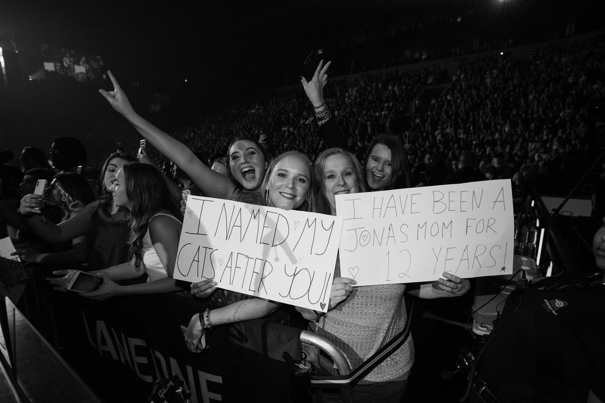jonasbrothers's tweet photo. St. Louis! #HappinessBeginsTour

(Also if anyone is wondering the alien’s name is Steve.) https://t.co/c9k8X1PQ9e