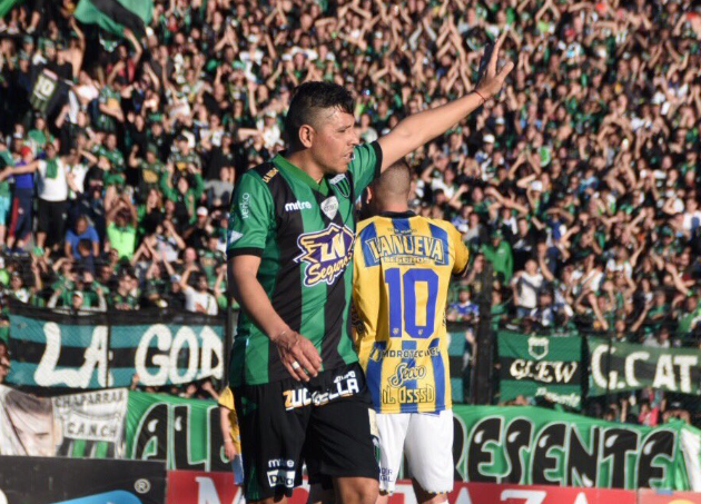Se retiró dentro de la cancha, en un partido oficial, a menos de 2 meses de cumplir 45 años. El 2-2 entre Chicago-Atlanta es relleno. Se convirtió en bandera de un club por juego y compromiso. Fue campeón de 1ª con Independiente. Se llama Christian Gómez. Le dicen Gomito. RESPETO