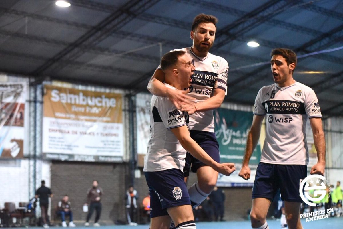 FutsalCGE's tweet photo. 🏆 Masculino | #PrimeraB - Fecha 30

⏱ ¡¡Finaaal del partidooo!!

Con goles de @dieguitodefiore, #Clapcich y @ACafure (2), los Guerreros derrotaron 4-2 a #Platense y quedaron, momentáneamente, en lo más alto de la tabla. ⚪🔵⚪

📸 @NicoSalvioli

#EnAzulyBlanco
#SiempreGuerreros https://t.co/SHO0g8FE4s