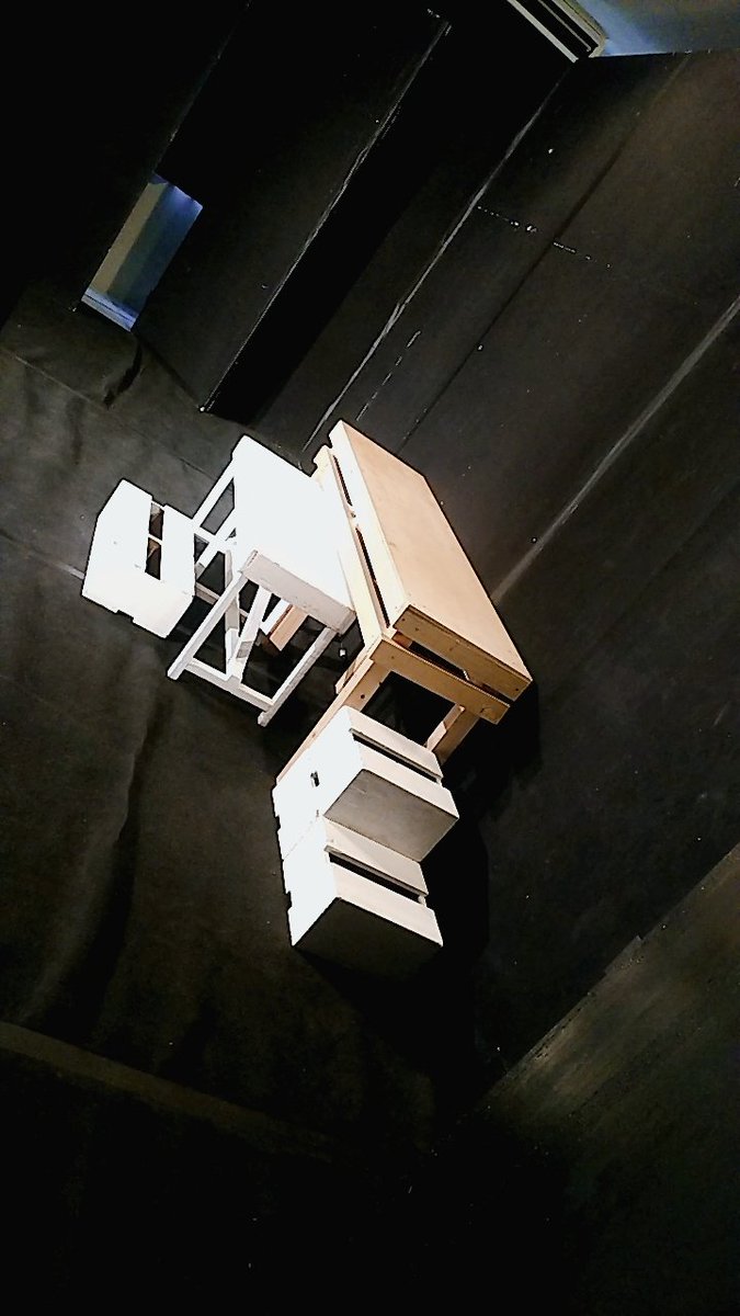 本日11時から演劇部公演です！
もう既に開場しているのでお気軽にお越しください✨✨

素敵な舞台にする、、、はず、、、、です、、、、、

ぶたかん🐷