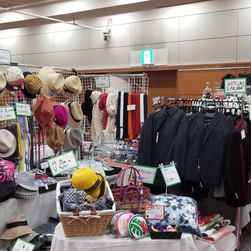 abesuit's tweet photo. 手作りクラフトフェアに出店中！
明日まで開催しています♪

#手作りクラフトフェア
#手作り
#手作りクラフト
#ヤマダグリーンドーム
#ヤマダグリーンドーム前橋
#イベント出店中
#ハギレ生地
#高級ハギレ生地
#帽子
#バッグ
#ジャケット
#コート
#サスペンダー
#マフラー
#ストール
#ベルト
#半額以下 https://t.co/jx7aFhsios