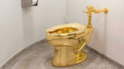 PDChina's tweet photo. A toilet made from 18-carat-gold worth up to £1,000,000 was reported stolen on Sat from Blenheim Palace in Oxfordshire, UK, the birthplace of former PM Winston Churchill. Investigation is underway. https://t.co/0nmnwTJD1b