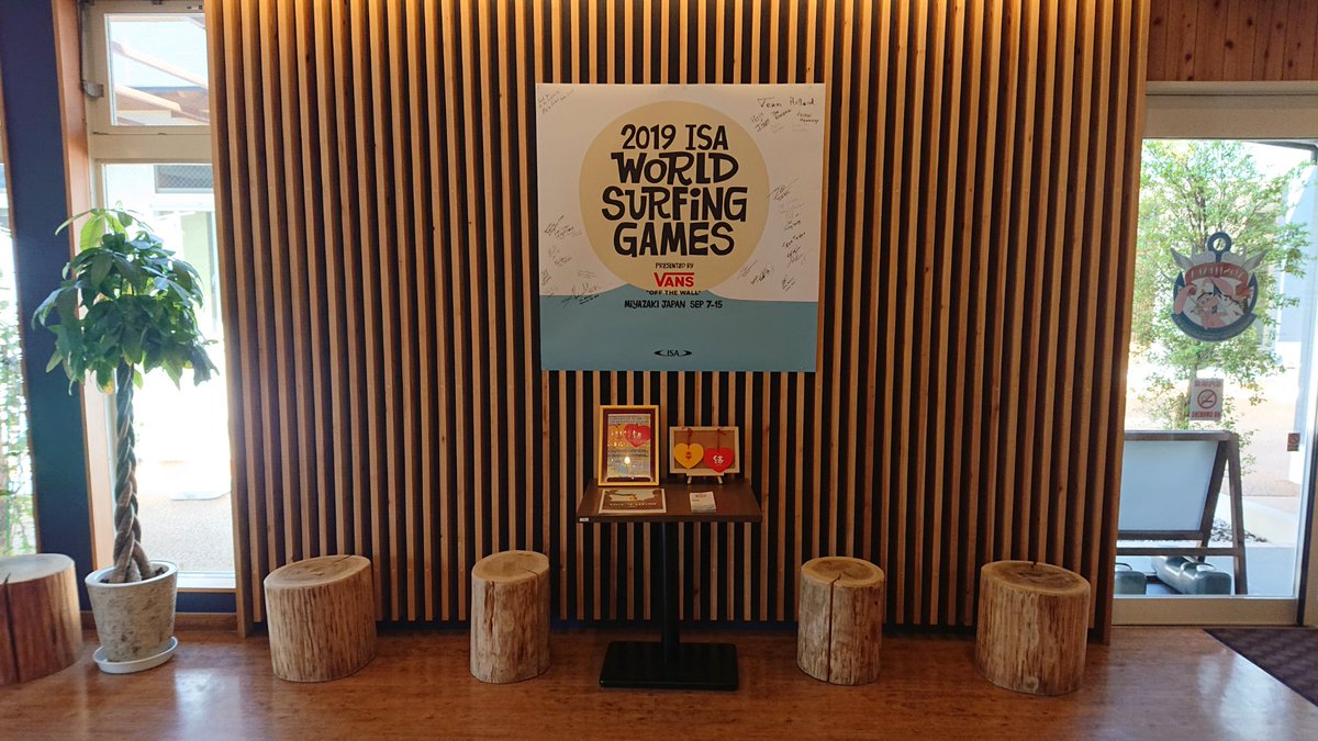 afbh_aoshima's tweet photo. ワールドサーフィンゲームの最終日ですが、フィッシャーマンズのフロントには選手のサイン入りポスターが掲示してあります！ https://t.co/aT46dBGSll