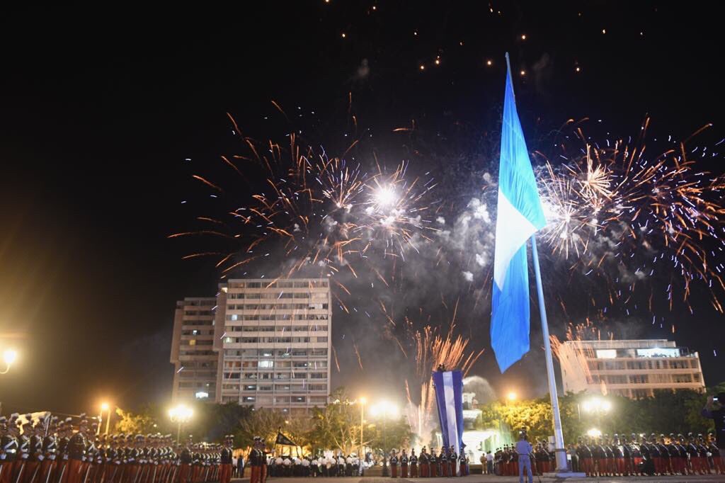 PublinewsGT's tweet photo. #AHORA
Así luce la Plaza de la Constitución por los actos protocolarios del 198 años de Independencia. | Fotos vía: @OSolis_PN https://t.co/1hMnRidk5Z