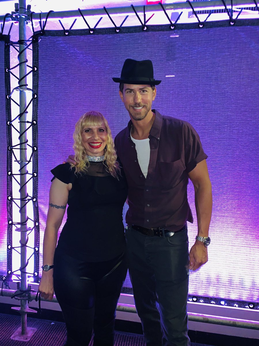 DonnaGiggles's tweet photo. Loved meeting you and your singing @wesramsey #gh #sandyrollman @GHFantasyEvents @srocf https://t.co/iyAADA6KkF