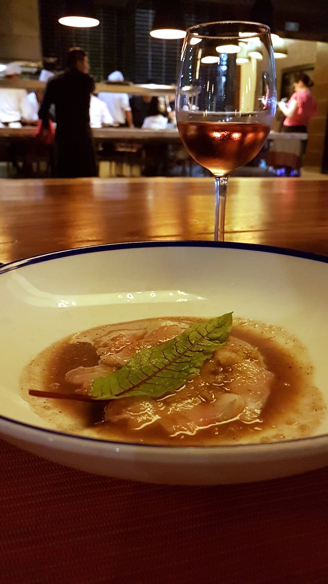 Sashimi de pescado con vinagreta de mantequilla avellanada y cítricos a lado de un V Rosado <a href="/CasaMadero/">Casa Madero</a> 

#FestivalGourmetBarcelo