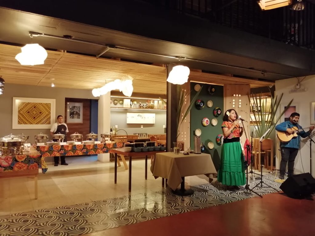 Zandunga_Sabor's tweet photo. Esta noche mágica con #Afroistmo y el #BuffetMexicanoZandunga ya comenzó en #ZandungaReforma. La mezcla perfecta, buena música, la mejor #ComidaMexicana, #mezcales y #cervezas, hacen de esta, una noche inolvidable en #ZandungaSabor.
#Oaxaca #VisitOaxaca https://t.co/4Uj8TXsg2X