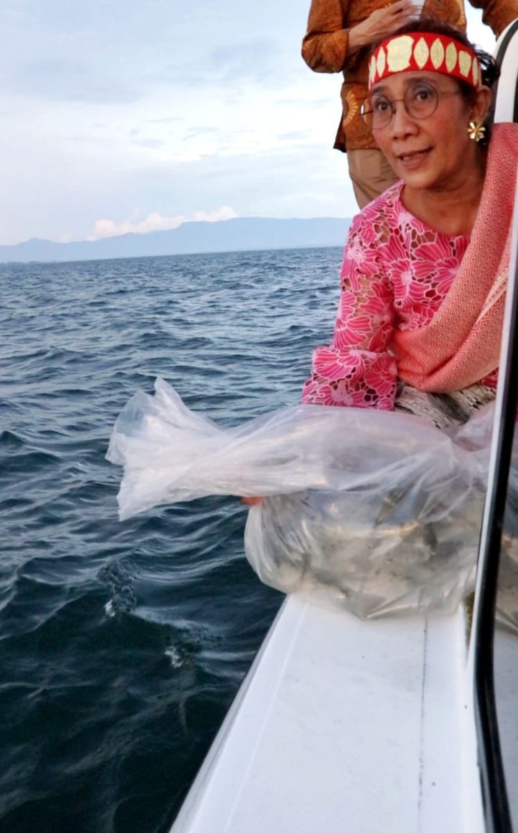 kkpgoid's tweet photo. Menteri @susipudjiastuti didampingi Sekjen KKP @NPerbowo melakukan kegiatan restocking ikan sebanyak 250.000 ekor ikan Nilem, 15.000 ekor ikan Tawes dan 1000 ekor ikan Batak di Danau Toba, Sumatera Utara, Sabtu (14/9). Mauliate godang, Oma, Amang.😁 https://t.co/dZsyxNEpeC