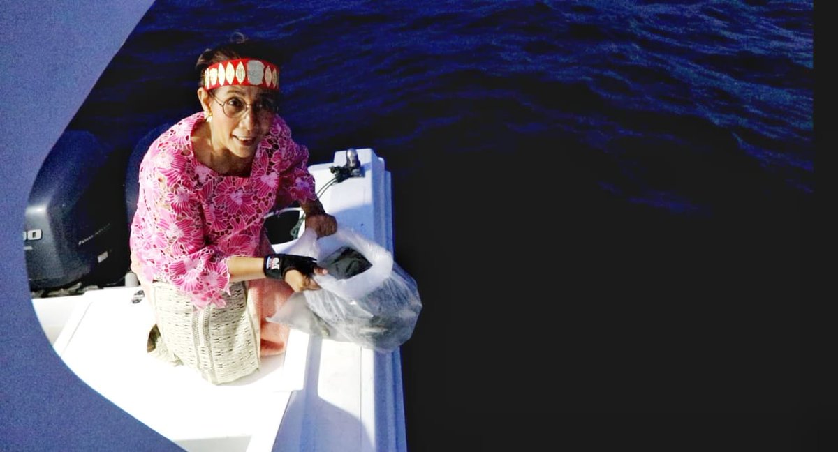 kkpgoid's tweet photo. Menteri @susipudjiastuti didampingi Sekjen KKP @NPerbowo melakukan kegiatan restocking ikan sebanyak 250.000 ekor ikan Nilem, 15.000 ekor ikan Tawes dan 1000 ekor ikan Batak di Danau Toba, Sumatera Utara, Sabtu (14/9). Mauliate godang, Oma, Amang.😁 https://t.co/dZsyxNEpeC