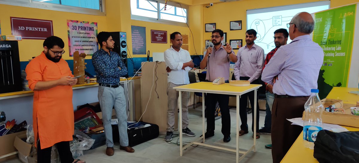 abhinav_atl's tweet photo. All skilled teachers detailing their innovative projects with their group.

#prototypemaking #TeachersTraining #UnboxTinkering #projects #ataltinkeringlab #innovationlab #aimtoinnovate #atalinnovationmission #aim #nitiayog #abhinavschool #teachers #school #workshop #vascsc #ibm https://t.co/AO8xRkZJOC