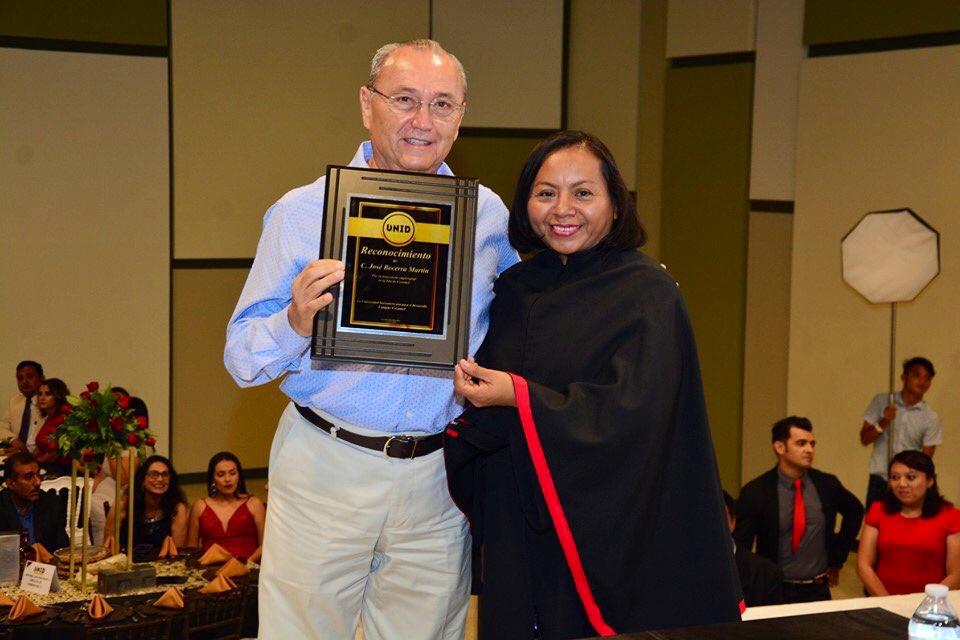 UNID_Czm's tweet photo. ¡Graduación entrega al Mérito Empresarial! 🎓 C. José Becerra  
UNID Campus Cozumel https://t.co/FKNsZDgjrl