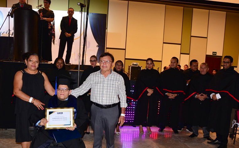 UNID_Czm's tweet photo. Egresado de Éxito
Graduación UNID Campus Cozumel
Mtro. Manuel Marrufo 👏🏽👏🏽 https://t.co/F9UPuS2OJx