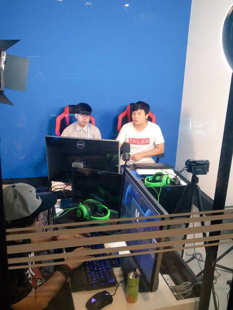 izgalala's tweet photo. Thx you so much @imDZdog #FightClubTH behind the stream anytime 🙏🏻👏🏻 cr: Kru Q 'Phitchira' https://t.co/5uBE65ZkY9