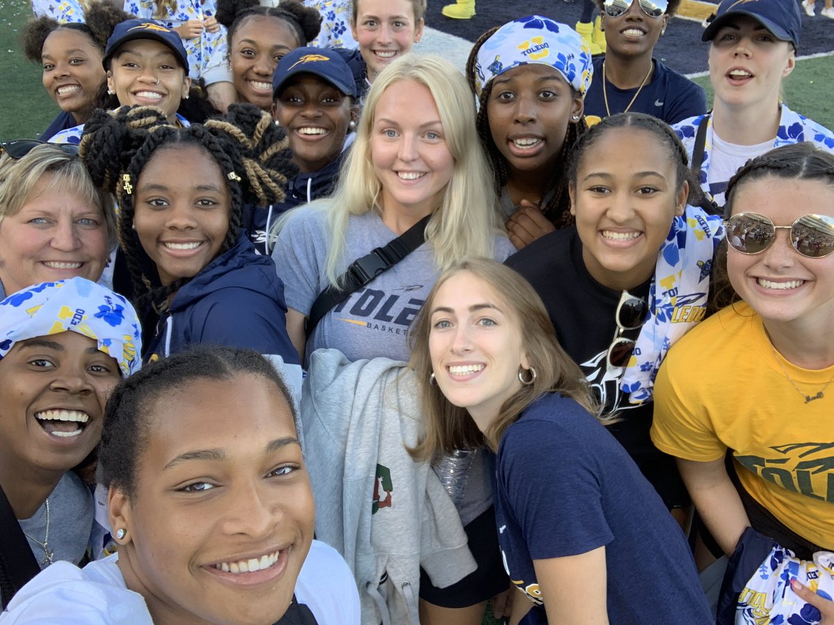 CoachCullop's tweet photo. ✅Strong Practice ✅Rocket Win ✅Alums Back on Campus ✅Special Vistors #OutstandingDay 😊🙌🚀 https://t.co/SxCwQaGK85