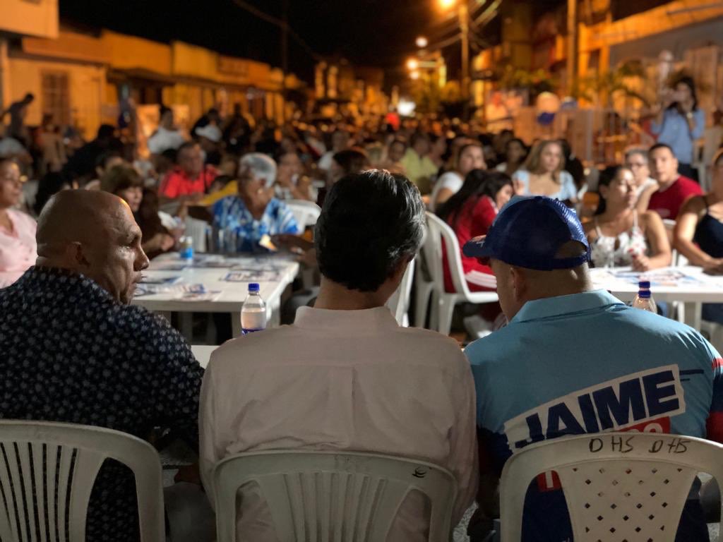 ChriGarces's tweet photo. Gracias a Jaime Franco y Carlos Guevara por recibirnos con la comunidad tuluense.
Junto con @rafavalluno Asamblea #63CD los invitamos a votar por Jaime, uno de nuestros candidatos al Concejo en Tuluá por @CeDemocratico y por Jorge Castaño a la Alcaldía.
#PorUnValleSinMiedo https://t.co/eeOvGWMkd7