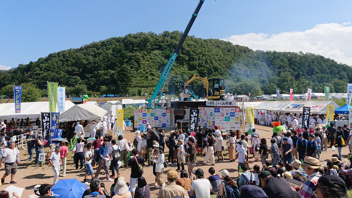 大型重機と大鍋が大迫力！ #日本一の芋煮会 #日本一の芋煮会フェスティバル まとめ (3ページ目) - Togetter [トゥギャッター]
