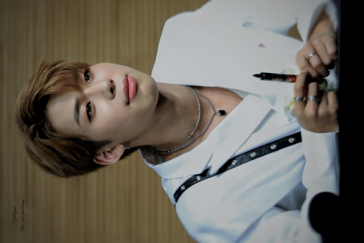 red lips💄 tweet media