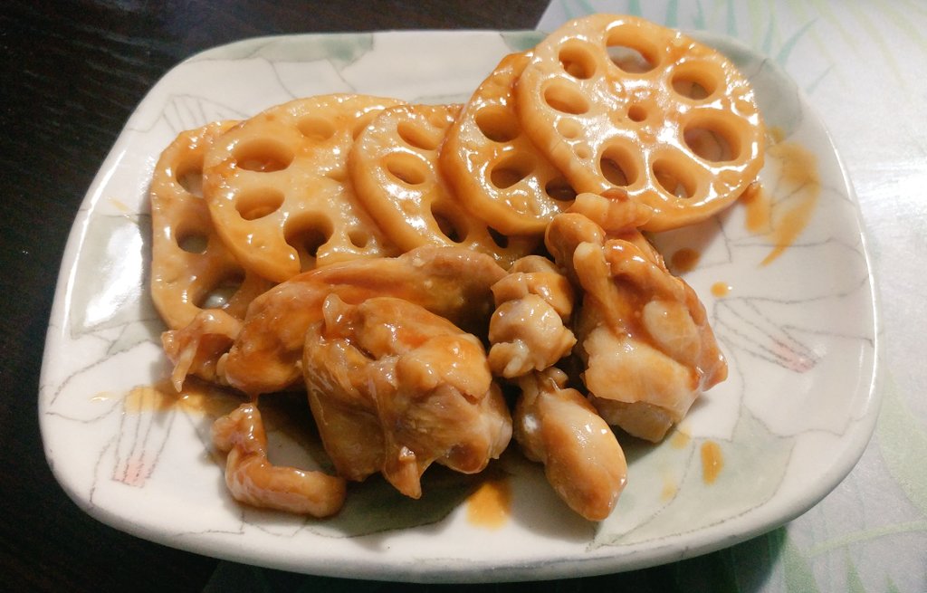 レンコンと鶏肉を甘酢で味付けしました
今回はレンコンのみでしたが、さつまいもやかぼちゃと焼いても美味しかったです✨
フライパンにタレが余っていたら、ごぼうやブロッコリーなどと絡めても美味しいです✨