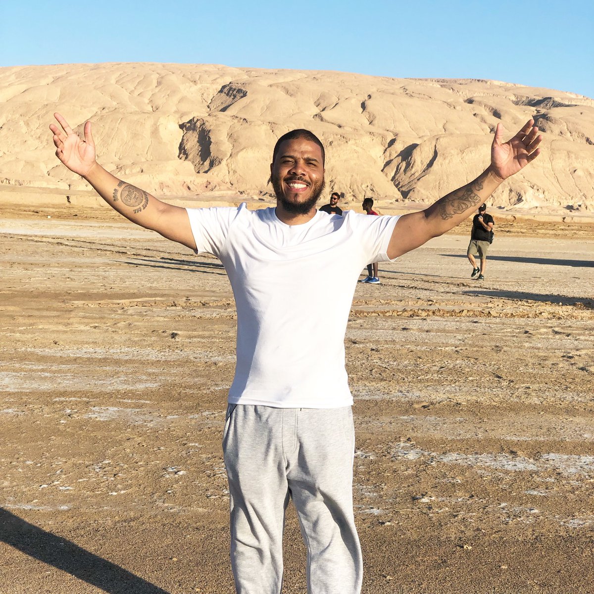 MutahNapoleon's tweet photo. Mountains behind me, the #RedSea in front of me. Allah’s earth is beautiful. #neom @discoverneom #neomcity #neomsaudi @neomplatform https://t.co/O6rQR9RjTB