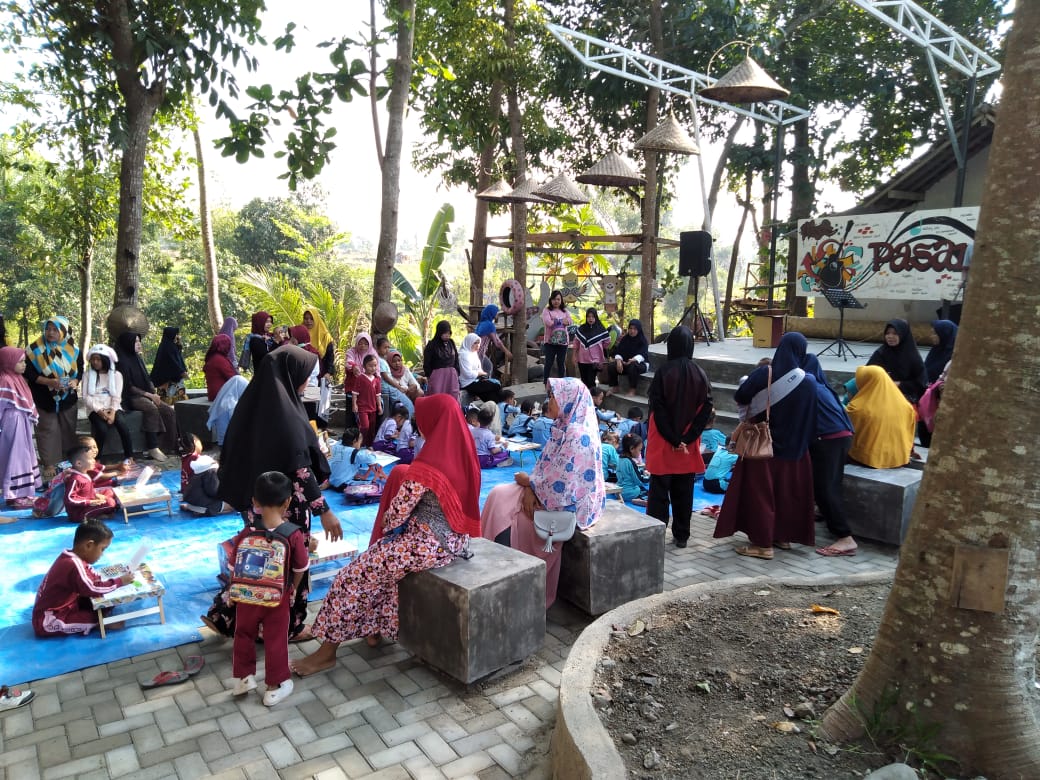 cahaya_tastura's tweet photo. Hari ini (15/09/2019) banyak acara Asik di adakan di #Pasarpancingan Yg paling utama ada Lomba Mewarnai utk Paud dan TK. Utk orang tua sembari menunggu si kecil bisa meluangkan waktu untuk sepedaan, kulineran Khas Bilebante, panahan, Terapis kebugaran, dll. #DestinasiDigitalGenpi https://t.co/5Bz6AsCyG6