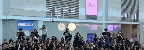 9mon_25's tweet photo. 보이냐... 홈마분들은 대부분 저렇게 사다리 올라가서 멀리서 찍어.... 왜냐... 카메라가 좋아서 굳이 가까이 있을 필요가 업ㄱ으니깐... https://t.co/iSOhHTIXLL