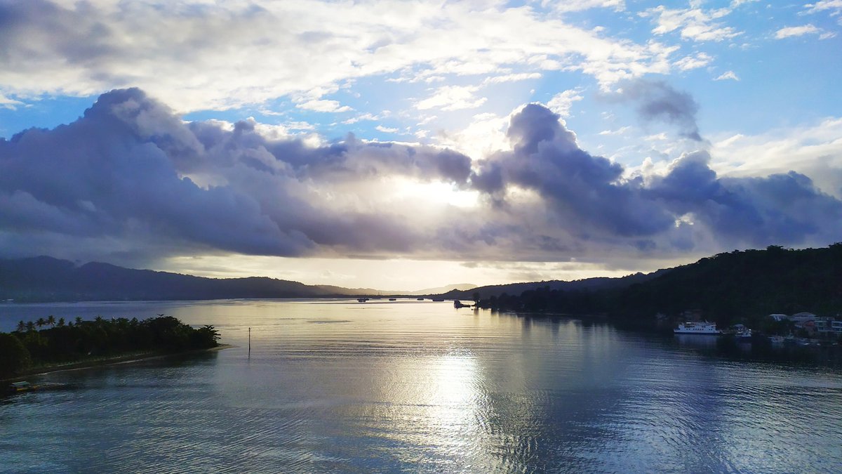 Hari minggu, pas bener nih #aAyoKeMaluku | teluk dalam dari atas Jembatan Merah Putih <a href="/ambonbergerak/">#ambonbergerak</a> <a href="/MalukuBaronda/">Maluku Baronda</a> <a href="/MalukuHiphop/">MHC</a> <a href="/almascatie/">almascatie</a>