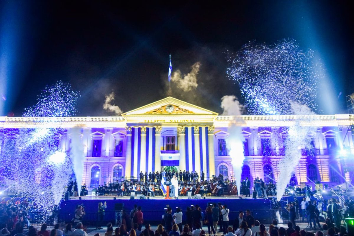cgmoreno's tweet photo. Que orgullo ser Salvadoreño, que orgullo de lo que ha realizado esta noche @emuyshondt y la @alcaldia_ss un momento inolvidable Celebrando a nuestra patria!!! https://t.co/UBWdDZ2lj6
