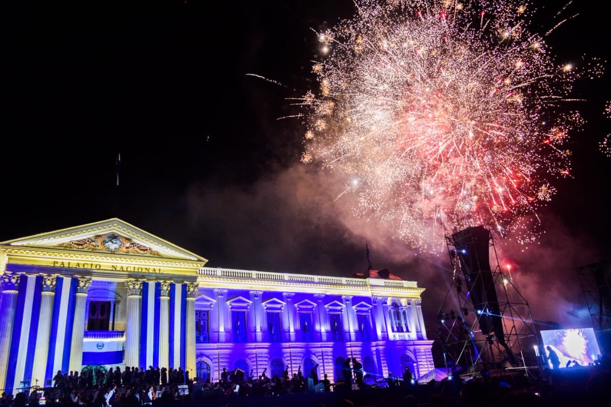 cgmoreno's tweet photo. Que orgullo ser Salvadoreño, que orgullo de lo que ha realizado esta noche @emuyshondt y la @alcaldia_ss un momento inolvidable Celebrando a nuestra patria!!! https://t.co/UBWdDZ2lj6