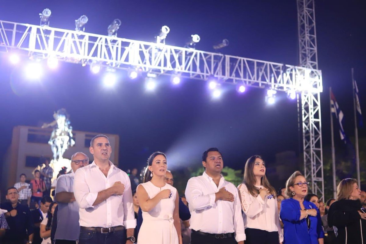 cgmoreno's tweet photo. Que orgullo ser Salvadoreño, que orgullo de lo que ha realizado esta noche @emuyshondt y la @alcaldia_ss un momento inolvidable Celebrando a nuestra patria!!! https://t.co/UBWdDZ2lj6