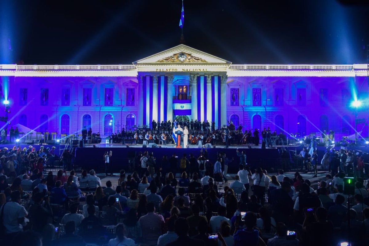 cgmoreno's tweet photo. Que orgullo ser Salvadoreño, que orgullo de lo que ha realizado esta noche @emuyshondt y la @alcaldia_ss un momento inolvidable Celebrando a nuestra patria!!! https://t.co/UBWdDZ2lj6