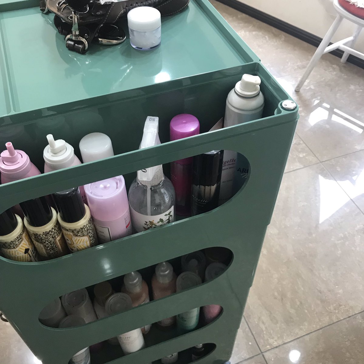 Interior Room Style Twitter પર ボビーワゴンの新色のベルディグリですが 思った以上に魅力的なカラーでした 末永くご愛用下さい ボビーワゴン ベルディグリ 収納 ワゴン 美容室 美容院