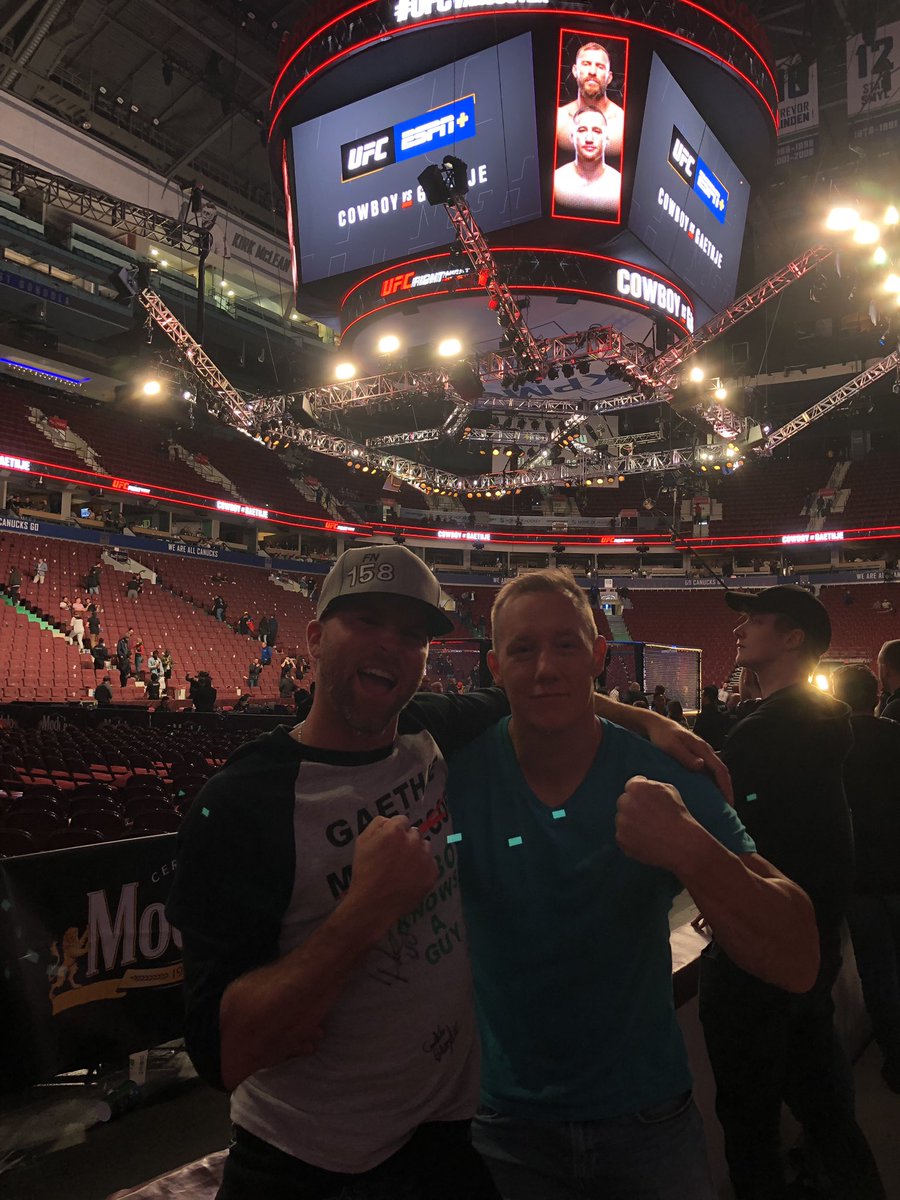 ShirtGuyMMA's tweet photo. So much good times with this turd @DjDaveSanderson #UFCVancouver #fightnight158 https://t.co/bNxTrqXxDt
