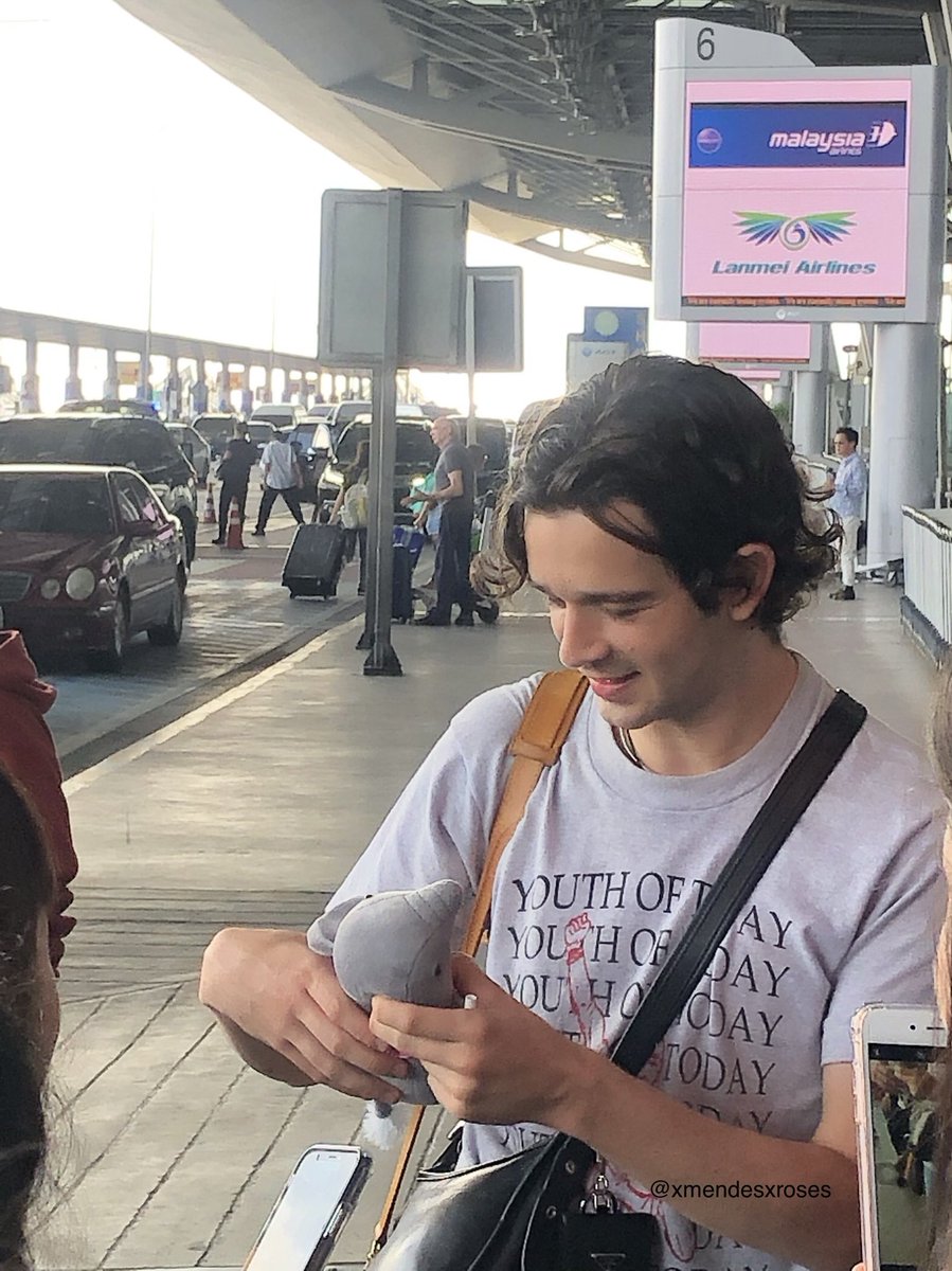 mym__elo's tweet photo. Safe flight Matty 💙 #The1975liveinBKK https://t.co/AVCJDFHh4B