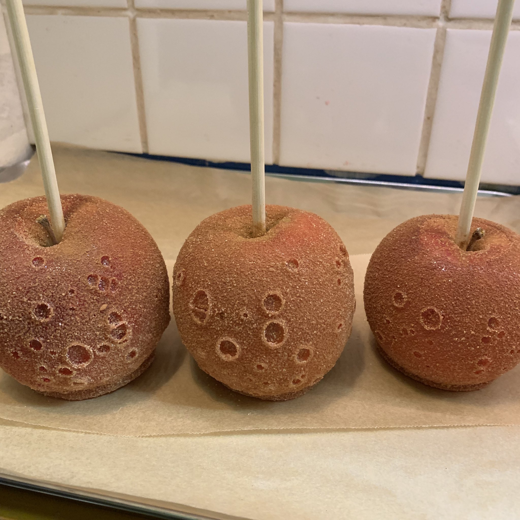 Pomme L Iminal Osaka みなさんこんにちは 現在はりんご が旬の季節 新物 サンつがる を使用しています 果汁が瑞々しくtheりんご を感じられます また ふじと比べて身が硬くない為 気泡が入りやすくなっております 品質に問題はありませんが 飴が
