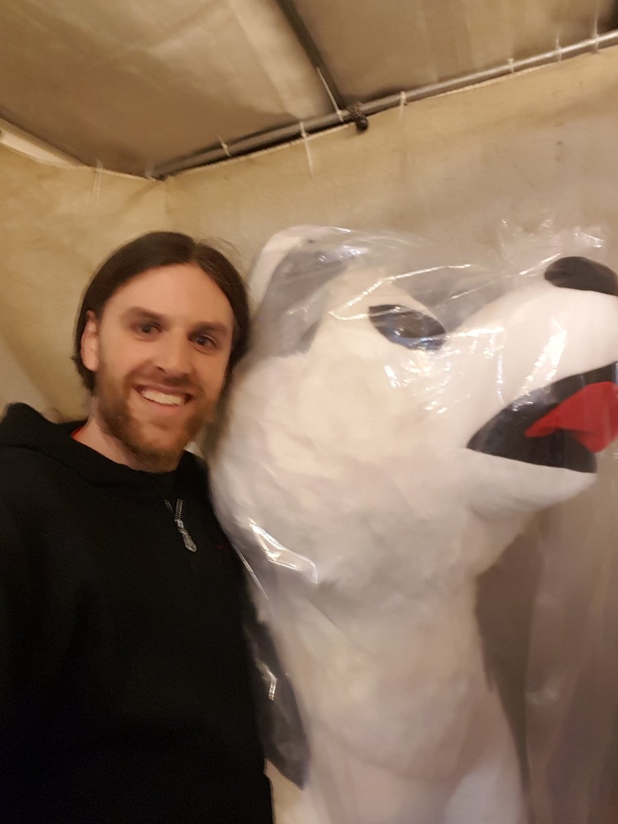 kaiotey's tweet photo. @eveuhxx Thats so funny you say that, cuz I just won this giant husky! https://t.co/UeN9BN54jT