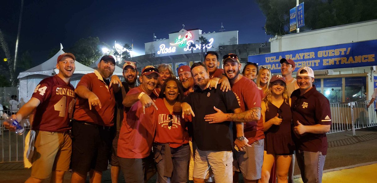 ArdentPrayer's tweet photo. So uh.
@CoachBobStoops just made our night.
#OUvsUCLA #RoseBowl https://t.co/Unk38B86zo