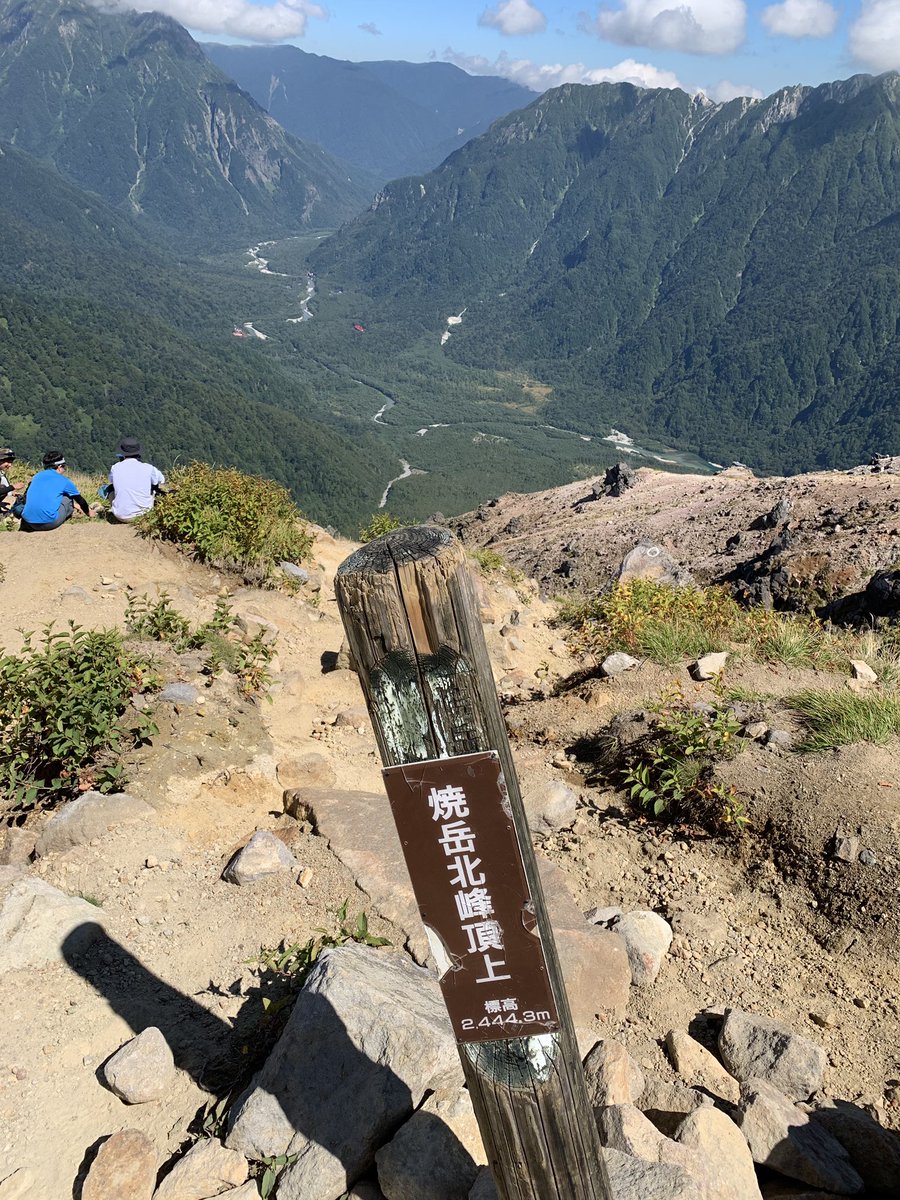 日本ハイキング倶楽部 倶楽部山行は焼岳に只今登頂です 天気は最高 穂高は少々雲隠れ 安全に下山したら夕飯はすき焼きです ハイキング 登山 焼岳 北アルプス 上高地 すき焼き 火山ガス 日本ハイキング倶楽部 倶楽部山行は焼岳に只今登頂です 天気は最高 穂高は少々雲隠れ 安全に下山したら夕飯はすき焼きです ハイキング 登山 焼岳 北アルプス 上高地 すき焼き 火山ガス