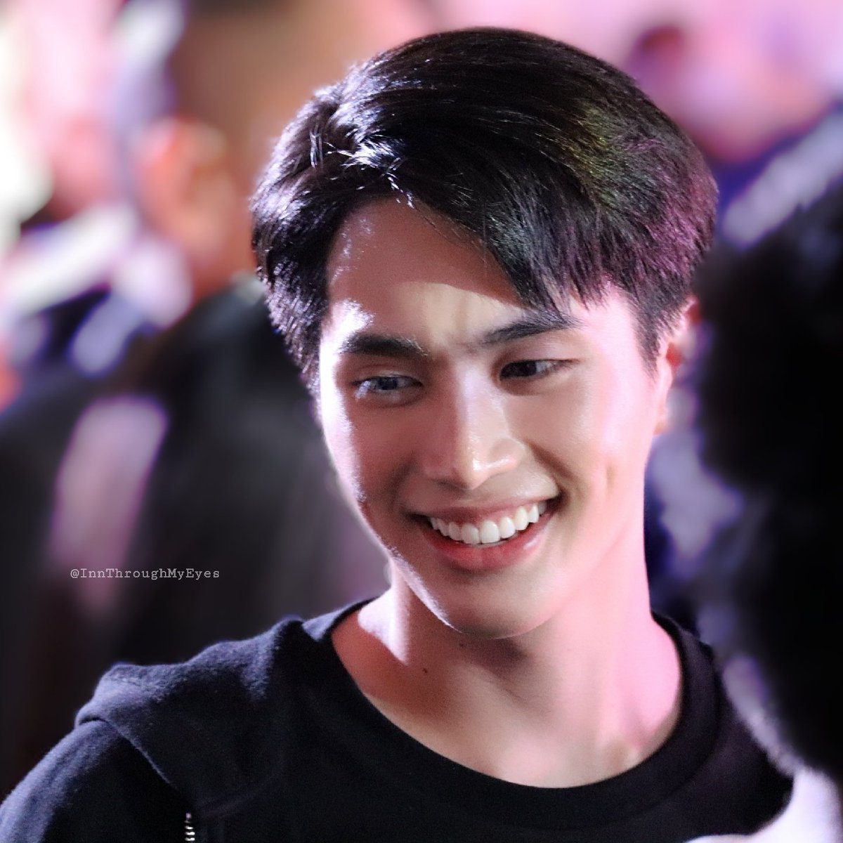 AmyStudio's tweet photo. ท่ามกลางผู้คนสับสนวุ่นวายยังมีความสดใสของ อิน สาริน 😊💙 @innsarin
#innsarin #innsarinofficial #inpitar #อินสาริน #อินห้างแตก #สารินหรือสามี #ยิ่งรู้จักยิ่งรักอิน 🌻💙 #sarinthroughmyeyes 🌟 #asicssportstyleth #GELBND #BOLDRERUN https://t.co/qxR605eMGX