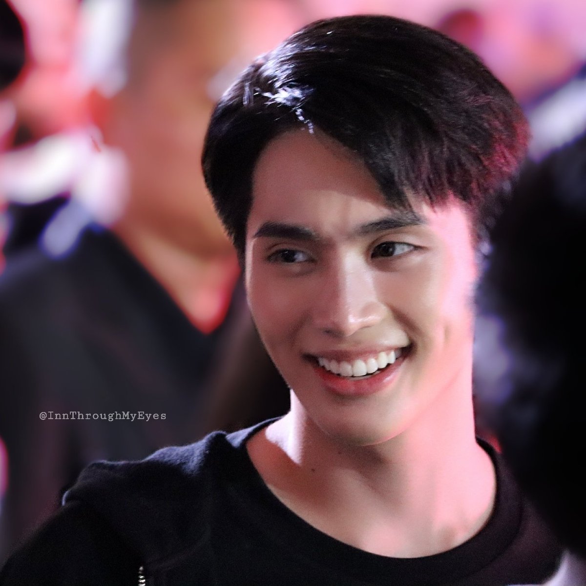 AmyStudio's tweet photo. ท่ามกลางผู้คนสับสนวุ่นวายยังมีความสดใสของ อิน สาริน 😊💙 @innsarin
#innsarin #innsarinofficial #inpitar #อินสาริน #อินห้างแตก #สารินหรือสามี #ยิ่งรู้จักยิ่งรักอิน 🌻💙 #sarinthroughmyeyes 🌟 #asicssportstyleth #GELBND #BOLDRERUN https://t.co/qxR605eMGX