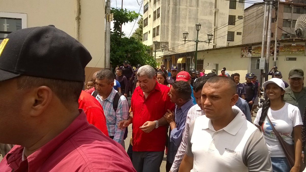 ACOMPAÑAMIENTO AL GOBERNADOR , MINISTRO DEL PODER POPULAR PARA EL TRABAJO EDUARDO PIÑATE, Y LOS ALCALDES DE TODO LOS MUNICIPIO,DIPUTADOS, CONSTITUYENTISTA A LA ENTREGA DE LAS FIRMA DE LA CAMPAÑA # NOMORETRUP# EN RECHAZO A LAS MEDIDAS SANCIONATORIA