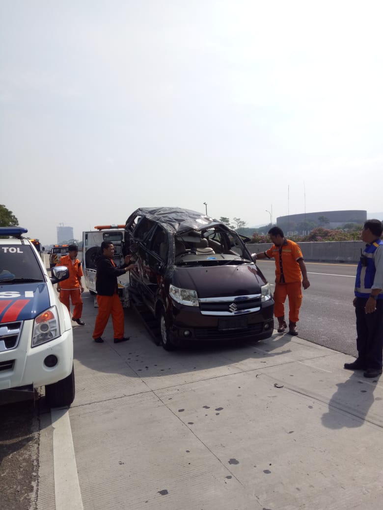 PT Jasa Marga: Terkait adanya video kecelakaan di Tol Jagorawi yang beredar, diinformasikan bahwa telah terjadi kecelakaan tunggal kendaraan APV nopol F 1196 DH terjadi di KM 36+600 dari arah Bogor, tepatnya pada pukul 08.30 WIB. 
#ElshintaWeekend