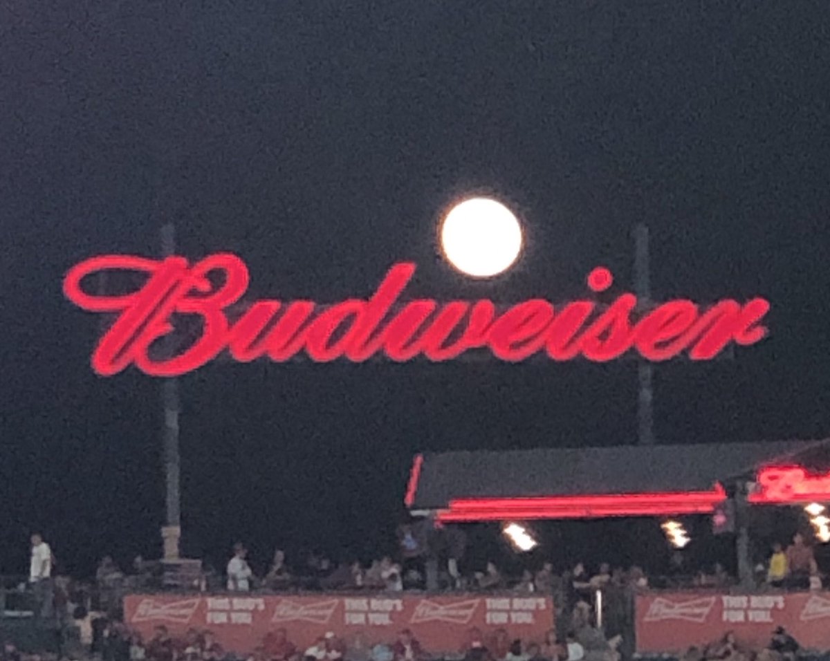 soplustic's tweet photo. There’s a Bud moon rising #callingallangels #californiasummer #thatswhywelivehere @budweiserusa https://t.co/fBXnslQjjl