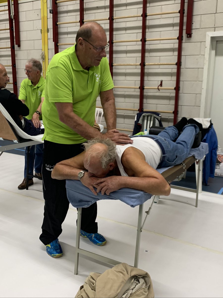 Dries van Delft (73 jr) laat zijn schouders masseren door Cor van Gulik. Voor de 8e keer loopt hij mee, mét rugzak waarin hij extra schoenen meenam. ,,Dat doe ik niet meer want ik kon bijna niet meer lopen van de pijn in mijn schouders. Daarom een tussenstop op de massagetafel.”
