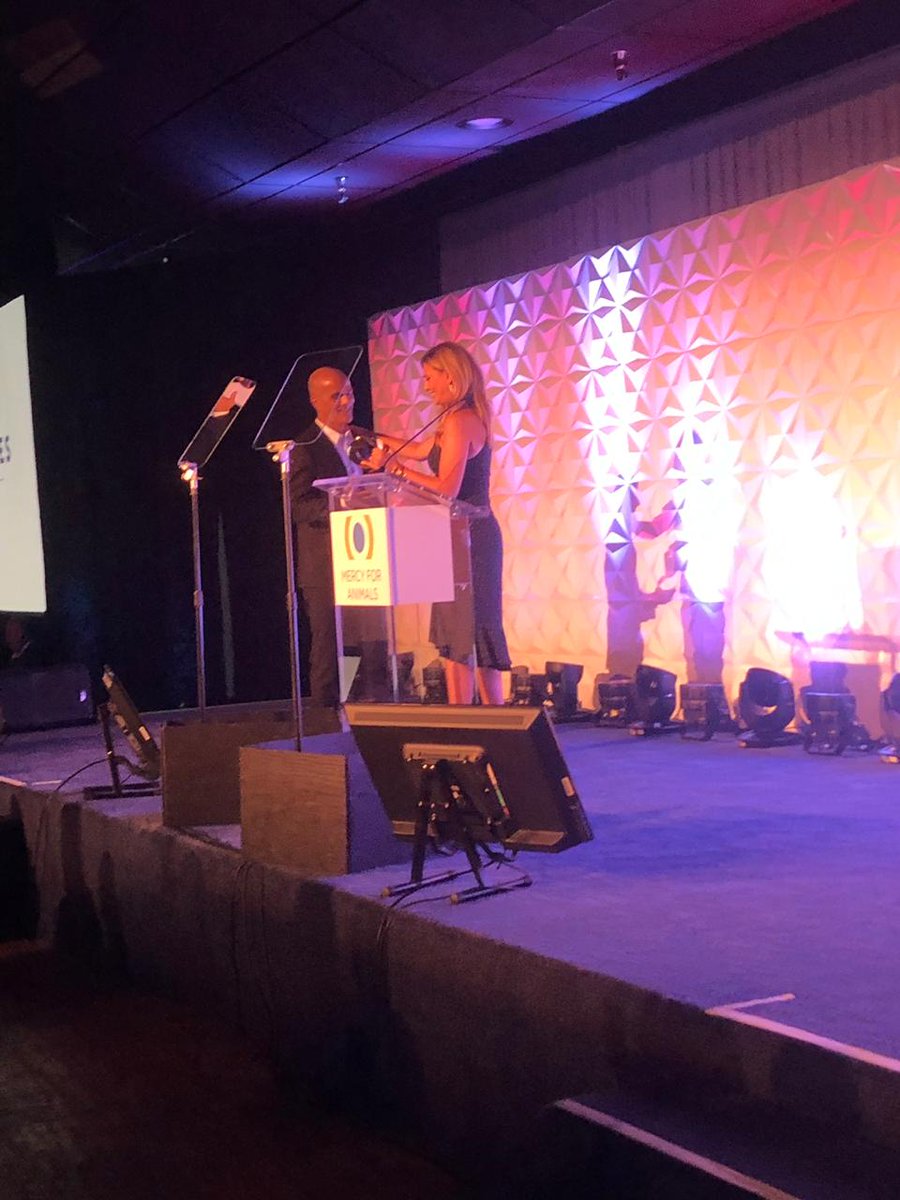 MFA_Latino's tweet photo. @DaisyFuentes entregando el Premio al Impacto Global a #MarcoBorges. 👏👏👏👏@22DaysNutrition #20YearsOfMercy https://t.co/4Douxr1IVU