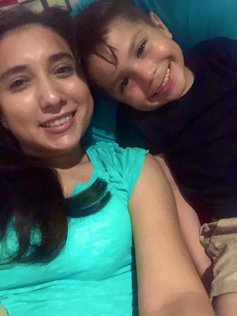 Noheli_gr's tweet photo. Estaba estudiando cuando mi sobrino tocó mi puerta con una bolsita de papas en la mano y me dice “Tía me prendes la tele,quiero ver una película”; prendo la tele le pregunto que quiere ver, le pongo la película y me dice “y si te quedas a verla conmigo” #nopudedecirno #mederrite https://t.co/ZbB84cnemQ