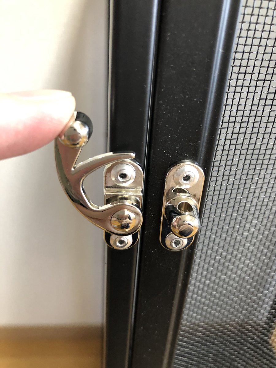 シロ エボシカメレオンのための Gex エキゾテラ スクリーンテラリウム4590 良いところ 樹上棲爬虫類に最適化 ライトドームが直置きできる 軽い 悪いところ ツタの取り付けが難しい 観察しにくい 皆さんどのようにレイアウトしている