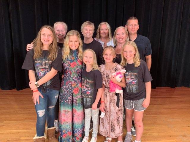 shauna767's tweet photo. Thank you @ItsDarciLynne!! Thank you for sharing your talents with Rochester MN! Highlight of our girls' night was meeting you. Special thanks to your mom for taking this picture for us!! https://t.co/7hHCx03qzl