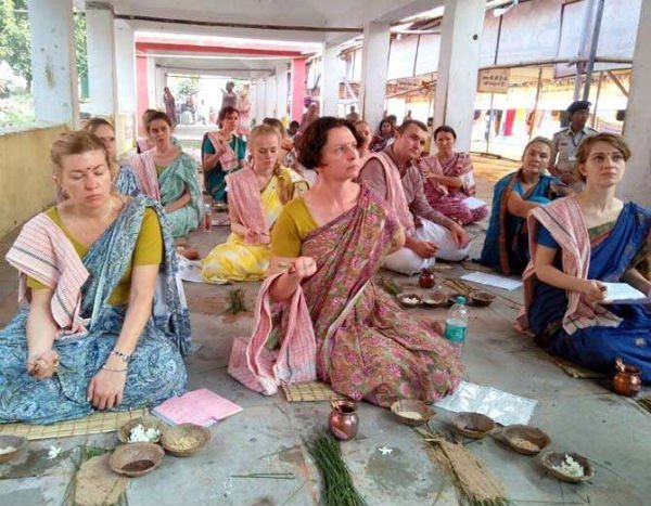 अपने पूर्वजों की आत्मा की शांति के लिए पितृपक्ष में पिंडदान करने हेतु  भारत आते हैं विदेशी

👉 भारत के हिंदुओं को श्राद्ध का महत्त्व कब ध्यान में आएगा ?

 #PitruPaksha