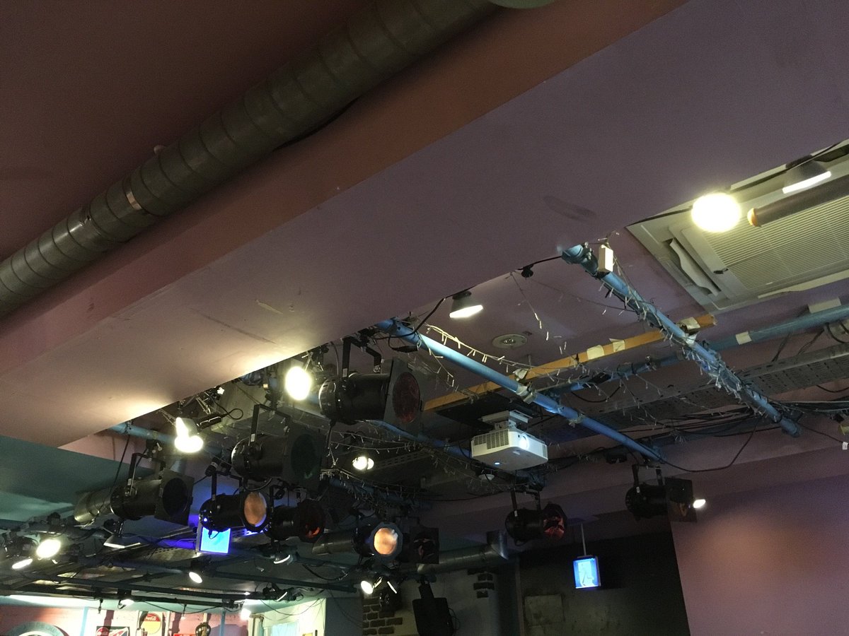 本日、会場ほぼ満席です。足をお運びくださってありがとうございます。
懐かしい話・当時の秘話などを実況ツイートしてくださってる方もちらほら。助かりますw お越しになれなかった方も、ハッシュタグ #hourai2020 で追ってみてくださいね〜
（写真は差し支えないように撮った会場の天井ですw）