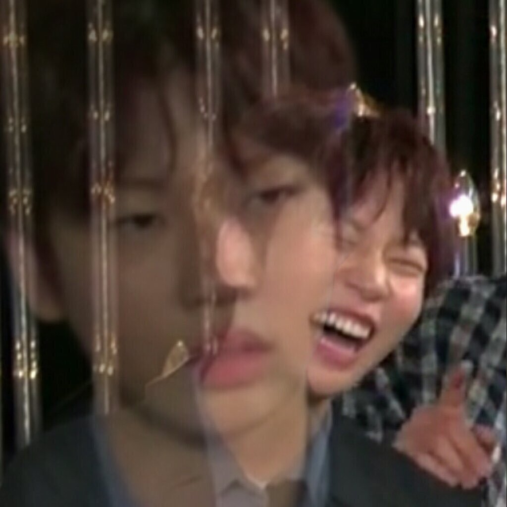 softeuijins's tweet photo. hello just a short update on my life i made the mistake of playing feeling inst on loop while studying for my 1st college exams and now i'm in tears https://t.co/MF3bZ786cx